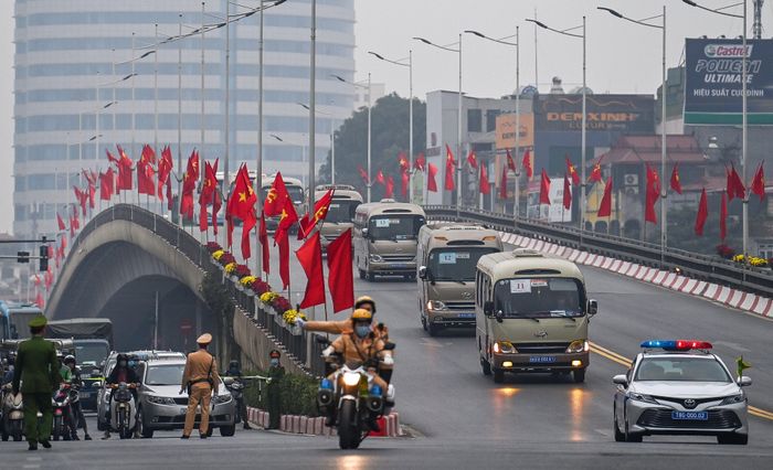  Đoàn xe đi trên cầu vượt Nguyễn Chí Thanh - Trần Duy Hưng. Ảnh: Việt Linh. 