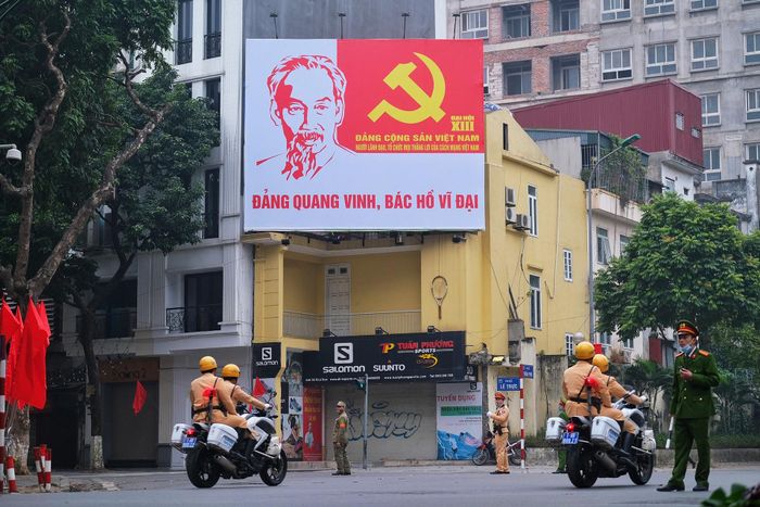  Lực lượng công an, dân phòng làm nhiệm vụ tại ngã tư Lê Trực - Trần Phú. Ảnh: Phạm Thắng. 