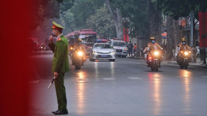 Đoàn xe từ lăng Chủ tịch Hồ Chí Minh qua Hùng Vương rồi rẽ vào phố Trần Phú. Ảnh: Phạm Thắng. 