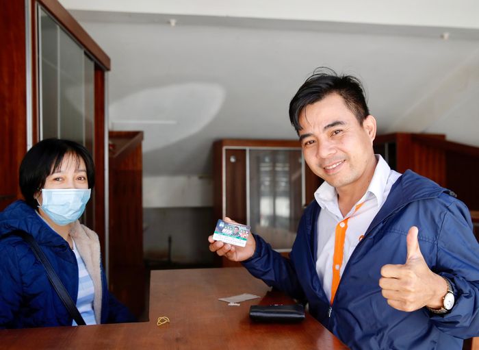 Anh Tuyên (38 tuổi) chia sẻ: "Tôi rất ngại việc phải chen lấn mua vé nên chọn cách mua vé mùa. Năm nay, HAGL được dẫn dắt bởi HLV Kiatisak cũng như Công Phượng trở lại chắc chắn sẽ khiến các trận đấu trở nên hấp dẫn hơn".