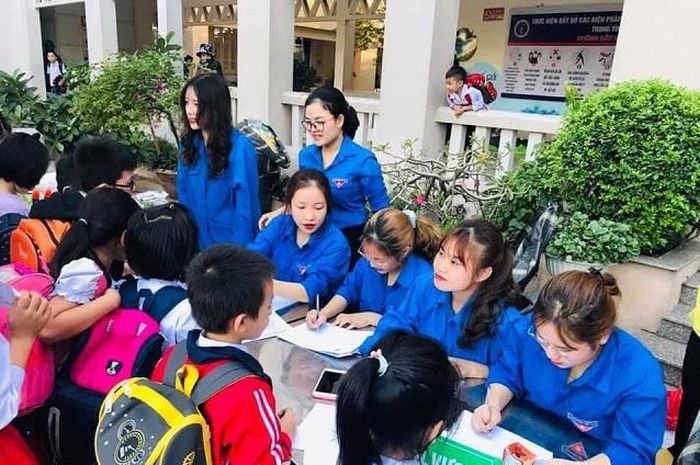 Đoàn viên, thanh niên Hà Nội trong “Ngày hội sống xanh - Đổi rác lấy quà tặng” tại trường Tiểu học Lý Thường Kiệt (quận Long Biên). Ảnh: Phạm Hiệp