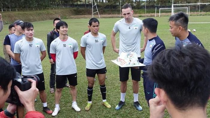 HLV Kiatisuk tạo sự hưng phấn cho các cầu thủ HAGL. Ảnh: HAGL football club