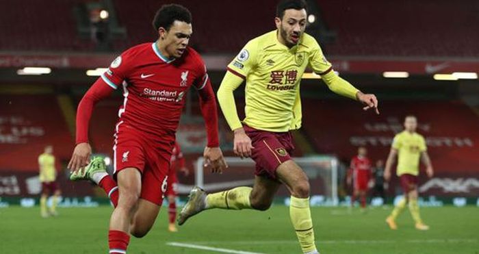 Alexander-Arnold để mất bóng liên tục trong trận gặp Burnley