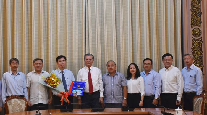Lãnh đạo TPHCM và lãnh đạo Văn phòng Thành ủy TPHCM, Ban Dân tộc TPHCM tặng hoa chúc mừng ông Tăng Phước Lộc