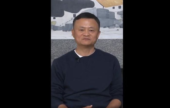 "Gần đây tôi và các đồng nghiệp đang rất chăm chú nghiên cứu và suy nghĩ. Chúng tôi đã tìm ra 1 giải pháp bền vững hơn để có thể cống hiến hết mình cho công việc từ thiện giáo dục" - Jack Ma nói trong video.