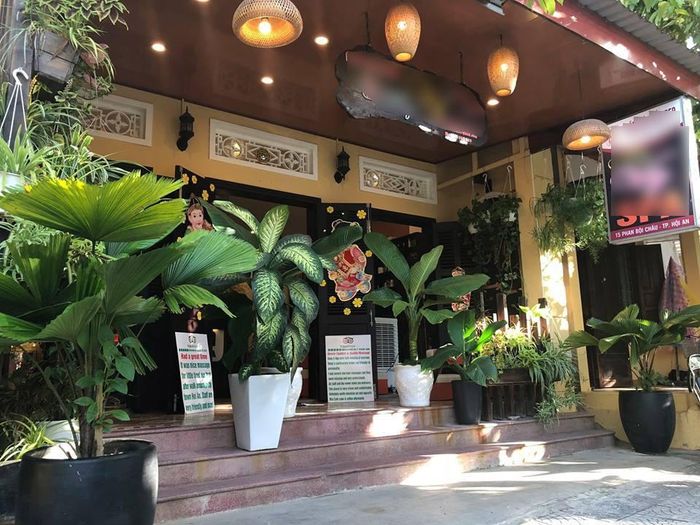 Cửa nhà bằng gỗ, treo đèn, lát gạch men nhỏ kiểu xưa, biển hiệu bằng gỗ...rất mộc mạc dân dã. Ảnh: Thoidaiplus.giadinhnet.