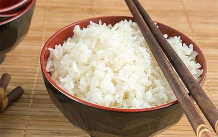 Bảo quản cơm nguội trong tủ lạnh rồi nấu lại cũng là mẹo vặt gia đình nên biết.