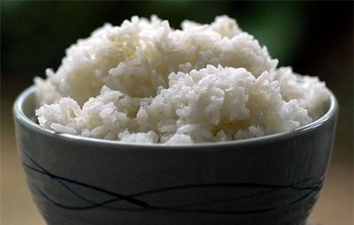 Sử dụng lò vi sóng hấp cơm nguội không bị khô mà còn cực đơn giản.