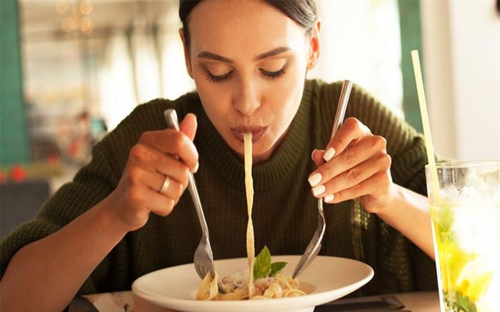 Ăn khi cảm thấy đói: Nếu bạn cố nhịn ăn thì rất có thể bạn sẽ ăn rất nhiều trong lần tiếp theo, vậy nên hãy chia nhỏ bữa ăn và ăn khi có cảm giác đói.