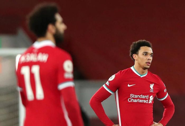 Salah (trái) vào sân cũng không thể giúp được Liverpool.