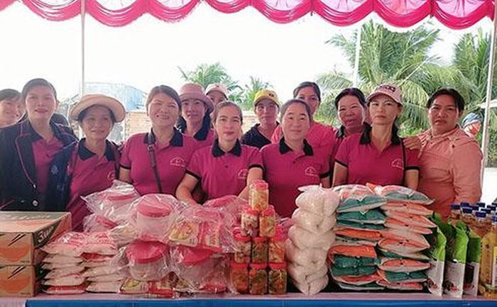 Gian hàng với đầy đủ nhu yếu phẩm