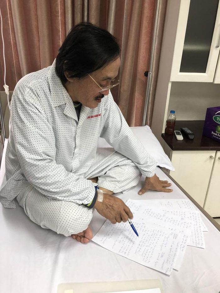 Những ngày điều trị bệnh, anh vẫn làm việc, viết kịch bản