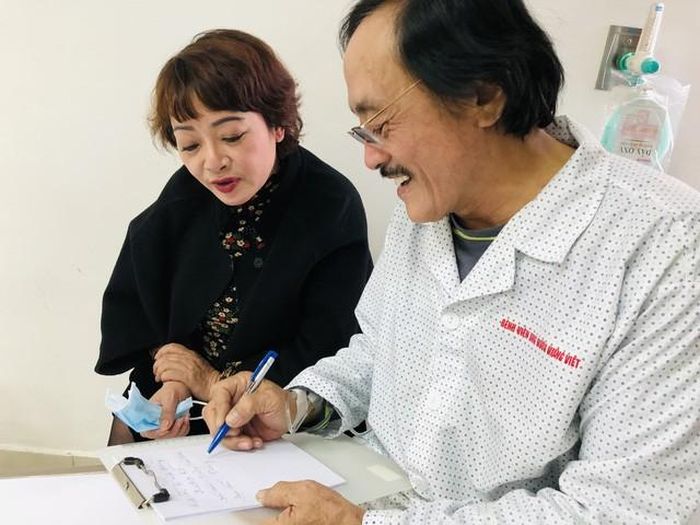 Nghệ sĩ Giang còi bị mất tiếng, nhiều lúc phải viết ra giấy