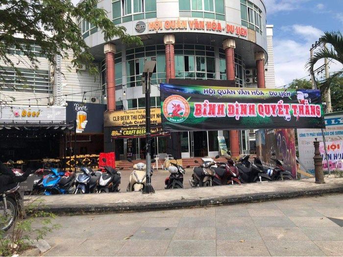  Hội quán đã sẵn sàng cổ vũ online cho đội bóng quê nhà. Ảnh Nguyễn Bạn
