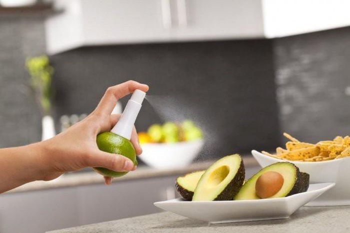 Bình xịt khử khuẩn làm sạch hoa quả.