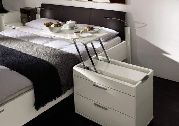 Kệ giường ngủ kết hợp với bàn ăn sáng gọn nhẹ, tiện lợi.