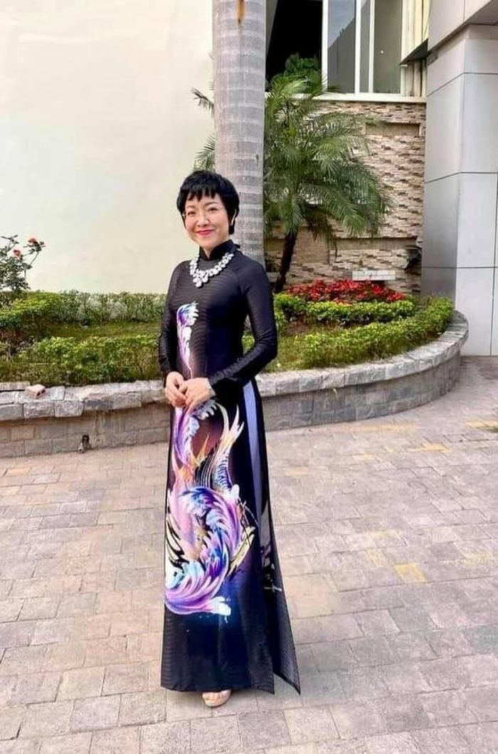 "Chiều hửng nắng", MC Thảo Vân dịu dàng trong tà áo dài.