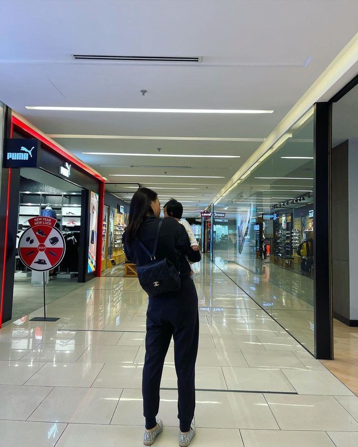 Đàm Thu Trang ôm con gái đáng yêu đi sắm đồ Tết.