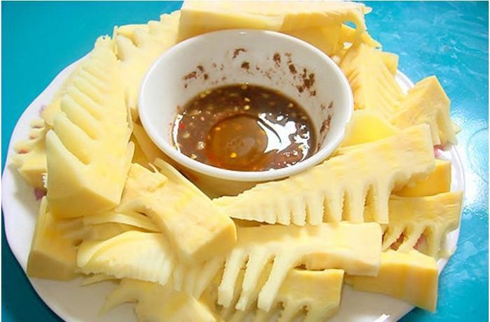 Măng Bát Độ thái lát, luộc chấm với gia vị