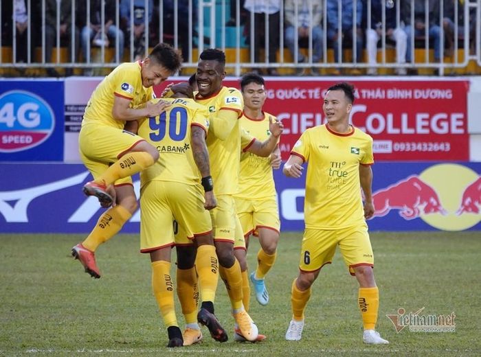 SLNA chơi tốt hơn so với HAGL, trước khi gặp khó vì mất người