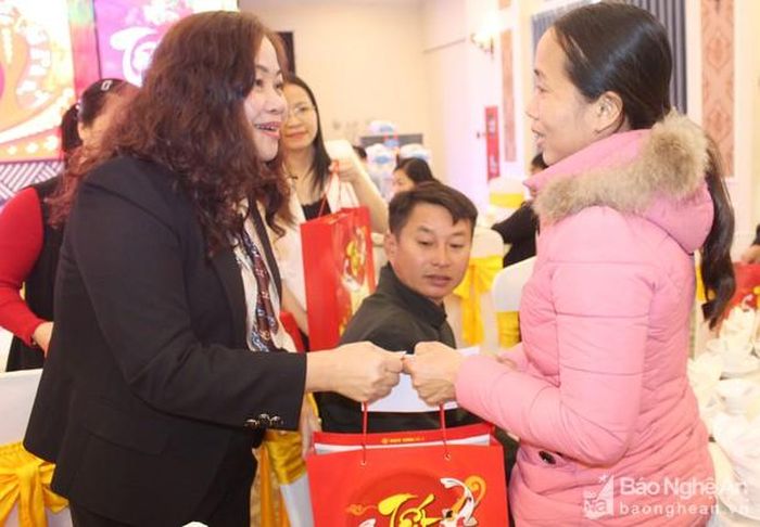 Trao quà Tết cho công nhân, lao động có hoàn cảnh khó khăn. Ảnh: Đinh Nguyệt