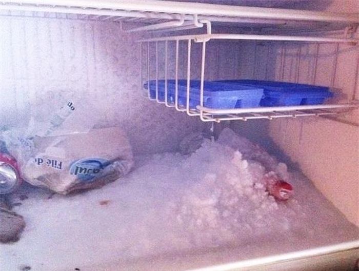 Lớp tuyết quá dày làm cản trở sự thoát ra của hơi lạnh, tiêu hao nhiều điện năng.