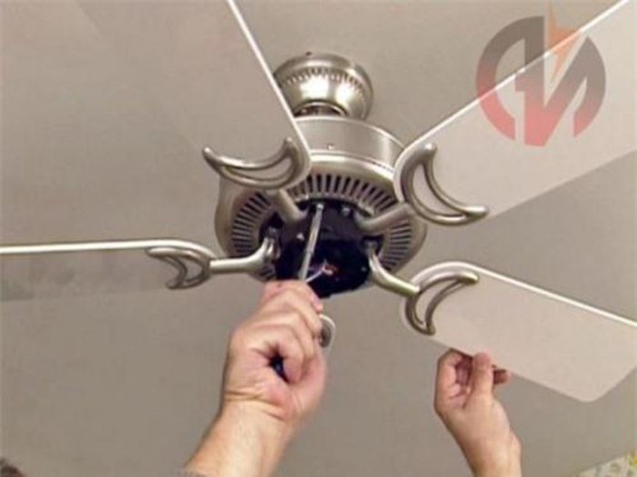 Thường xuyên kiểm tra ốc vít khi vệ sinh quạt trần.