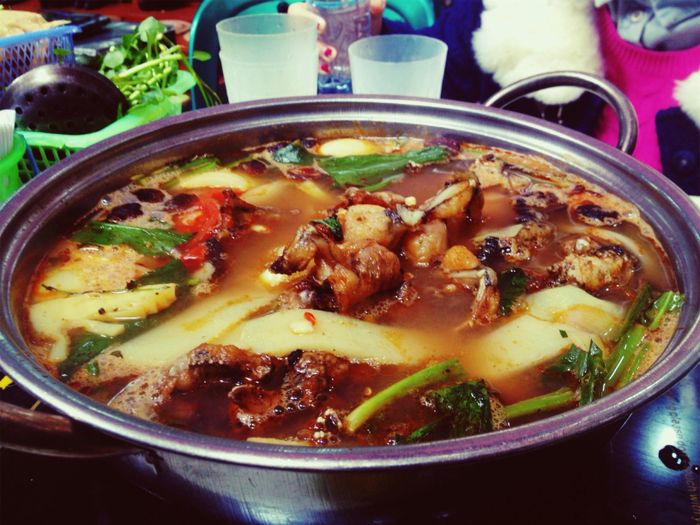 Cách làm lẩu ếch măng chua hơi cầu kì nhưng chỉ cần bỏ chút thời gian là mọi người sẽ có ngay bữa ăn ngon tuyệt. Ảnh minh họa.