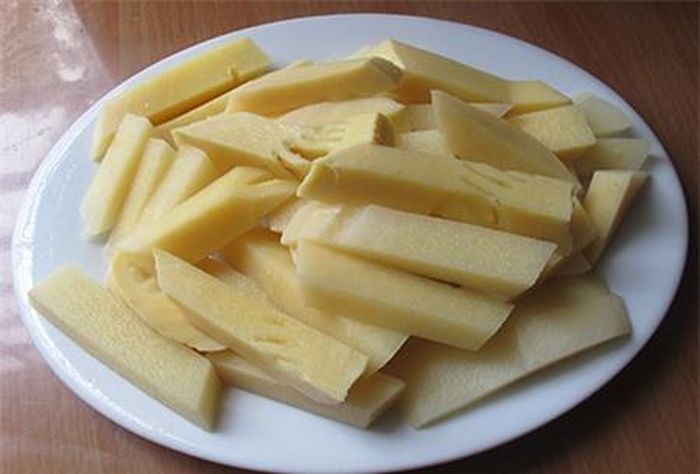 Măng củ thái hình con chì, đem luộc khoảng 3 nước rồi rửa sạch lại lần nữa, để ráo.