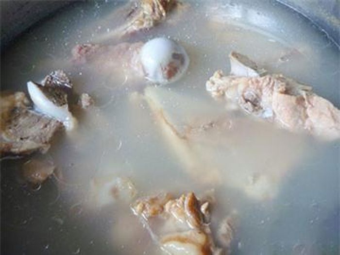 Xương ống rửa sạch, chặt miếng rồi cho vào ninh.