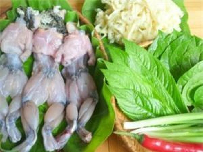 Ếch lột da, bỏ đầu, sao đó xát muối, rửa sạch rồi chặt đôi mình và đùi.