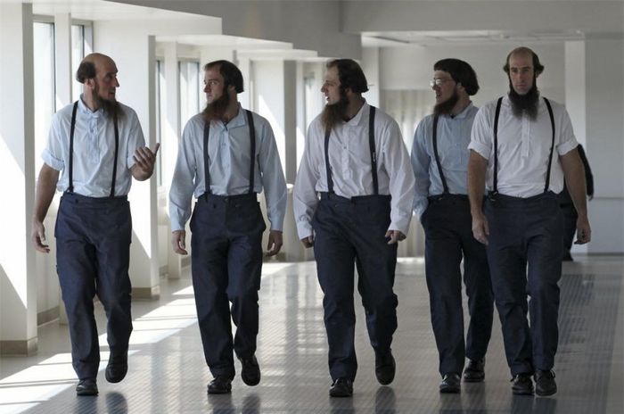 Người Amish thường mặc những trang phục giản dị và đơn sắc. Ảnh: Daily Mail.