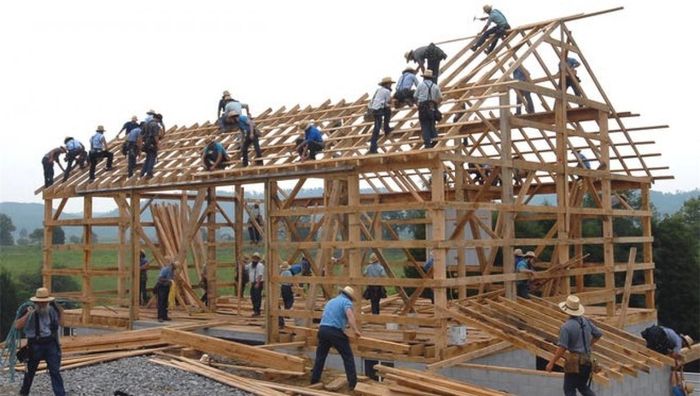Người Amish thành lập những đội xây dựng để xây nhà ở và các công trình khác cho những người ngoài cộng đồng của mình. Ảnh: AP.