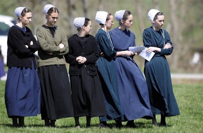 Phụ nữ Amish thường vấn tóc, đội mũ vải, mặc váy dài và tạp dề, không đeo bất cứ loại trang sức nào. Ảnh: Pinterest.