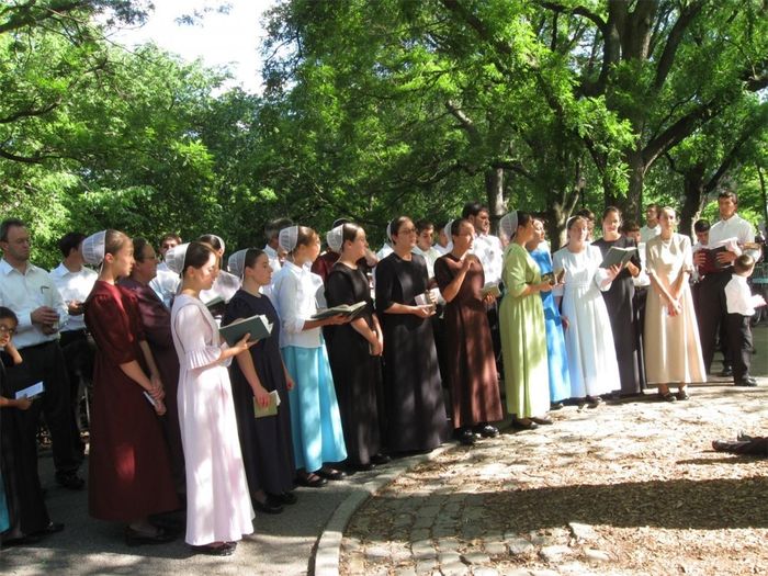 Người Amish cho rằng một người có quyền quyết định có làm lễ rửa tội hay không, thường là ở độ tuổi 18-20, sau đó mới được kết hôn. Ảnh:Melaniemusings2.