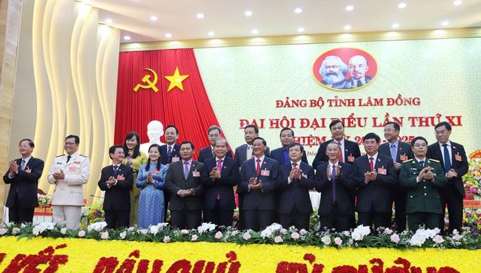 Đoàn đại biểu dự Đại hội toàn quốc lần thứ XIII của Đảng