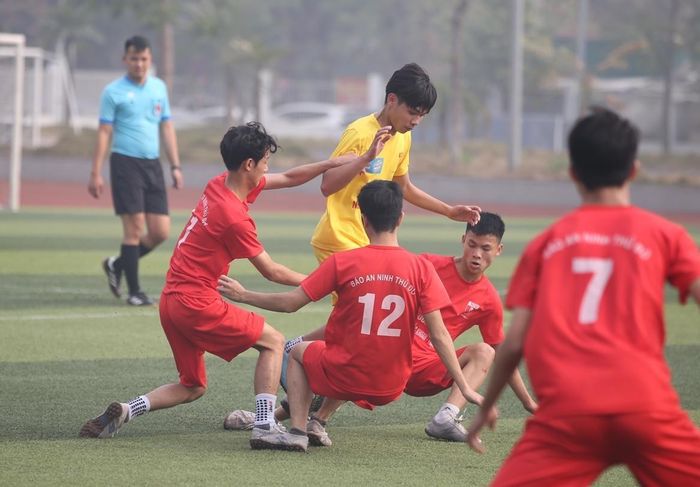 Thua bàn trước, THPT Nguyễn Gia Thiều tràn lên tìm bàn gỡ nhưng gặp nhiều khó khăn bởi hàng thủ chặt chẽ của đối phương
