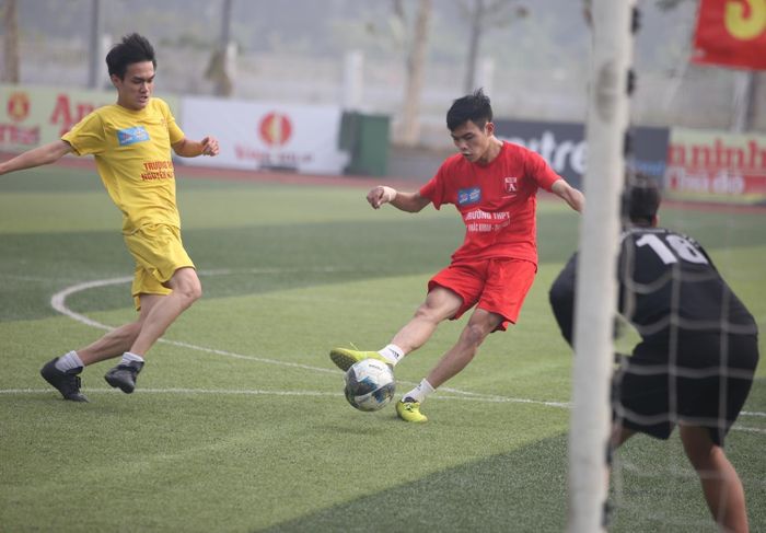 ... với nhiều pha uy hiếp khung thành đối thủ
