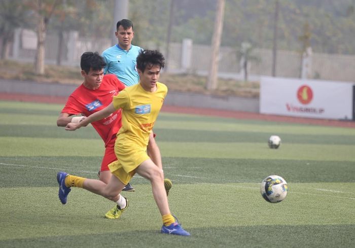 Trong những phút còn lại, tận dụng việc THPT Nguyễn Gia Thiều dâng cao tìm bàn gỡ...
