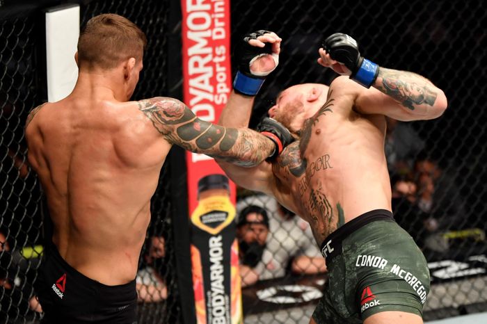  McGregor không thủ kín mặt, nhận 2 cú đấm và bắt đầu loạng choạng. Tay đấm người Mỹ chớp thời cơ tung thêm một loạt đòn tay, khiến đối phương ngã ra sàn. 