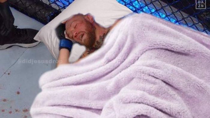  Hình ảnh thất bại của McGregor bị cộng đồng mạng chế giễu. "Gã điên" dường như nằm ngủ ngon với chăn gối êm ấm hay anh đang nằm trên giường bệnh để truyền nước sau khi bị hạ đo ván. 