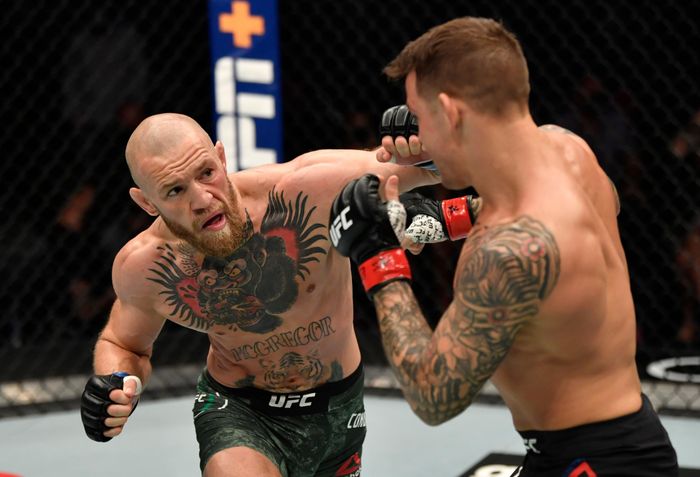  McGregor vẫn nhập cuộc đầy mạnh mẽ với cú đấm tay trái chuẩn xác. Anh bị Poirier quật ngã xuống sàn nhưng thoát khỏi thế ghì của đối thủ bằng các cú thúc vai. 