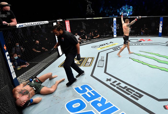  McGregor không thể đánh trả và trọng tài xử Poirier thắng knock-out kỹ thuật. Trả món nợ trước McGregor, nhưng Poirier ăn mừng một cách bình thản. McGregor thua trận thứ 5 tại UFC. 