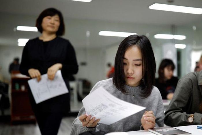  Khi ngày càng nhiều người trẻ phản đối các quy định ăn mặc cũ kỹ, nhiều công ty Nhật Bản phải thay đổi theo số đông. Ảnh: Japan Times. 