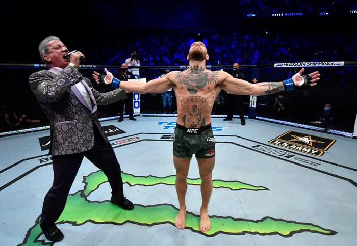 McGregor kiếm bội tiền dù thua cuộc. Ảnh: Reuters.