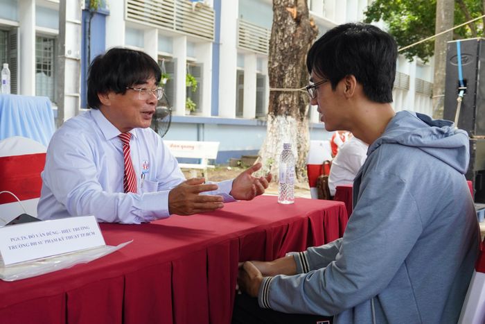  Ông Đỗ Văn Dũng tư vấn cho thí sinh về phương thức tuyển sinh của trường. Ảnh: Mỹ An.