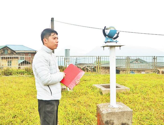 * Quan trắc viên Dương Xuân Thái ghi số liệu sau quan trắc (ảnh nhỏ).