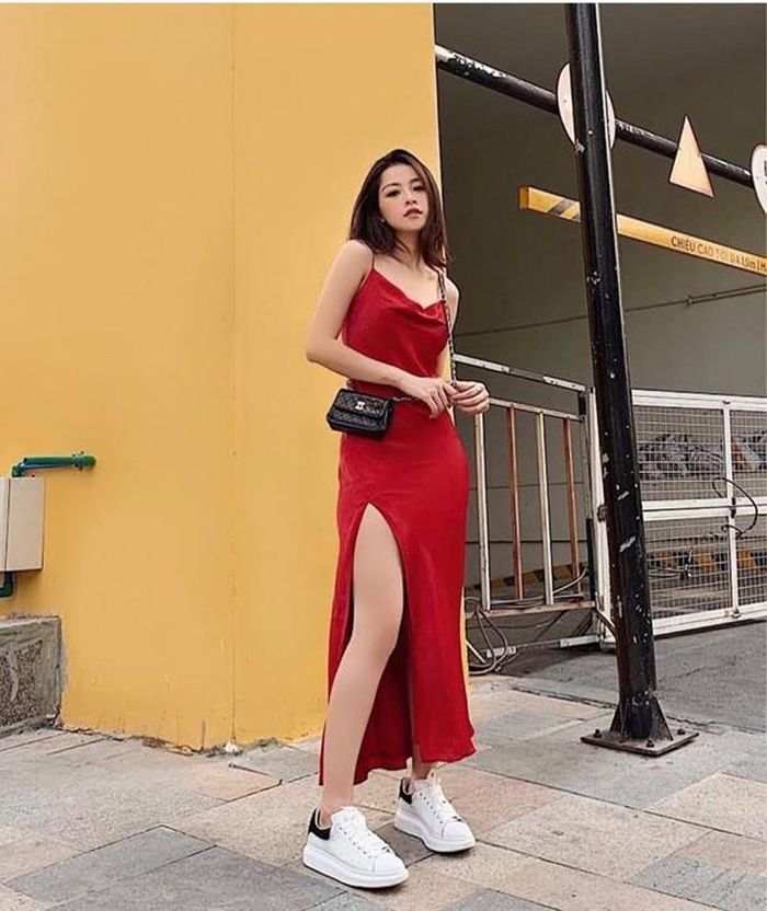 Kết hợp với giày sneaker cũng là cách giúp cô nàng nâng tầm thời trang đường phố thêm phần ấn tượng. Ảnh: Instagram NV, Internet.