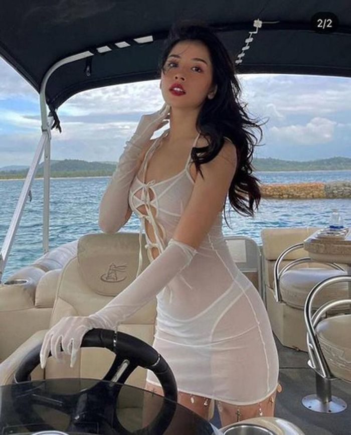 Cô xuất hiện trên một chiếc du thuyền trong bộ trang phục mỏng tang như bánh tráng nhúng nước, để lộ toàn bộ phần nội y bên trong.