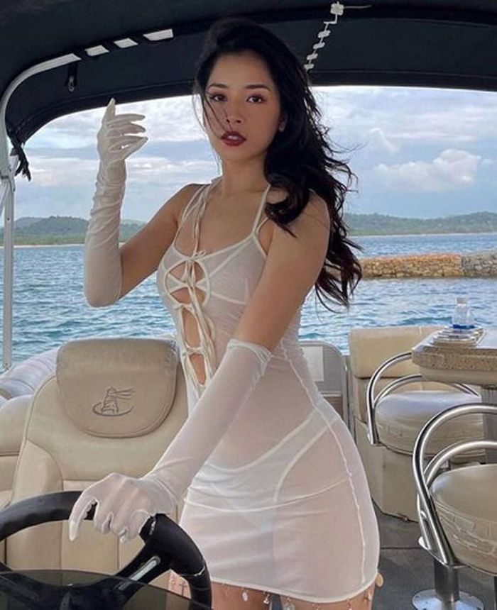 Mỹ nhân sinh năm 1993 khiến cộng đồng mạng “dậy sóng” khi đăng tải trên trang Instagram cá nhân loạt ảnh vô cùng táo bạo.